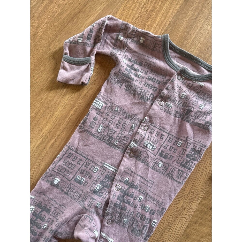 L’OVED BABY organic baby mauve dusty rose footed PJ with building cityscape